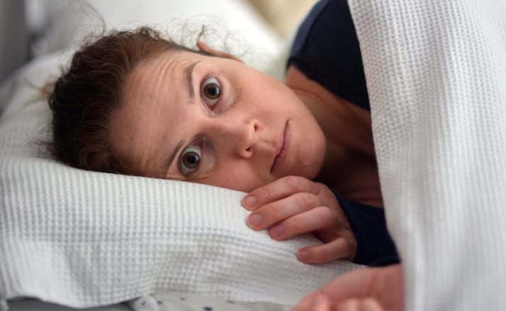 Moms sometimes have a hard time falling asleep, and here's why. Here are 10 ridiculous things moms think about while trying to fall asleep. #sleep #momlife #parenting #filterfreeparents #sleepissues #insomnia