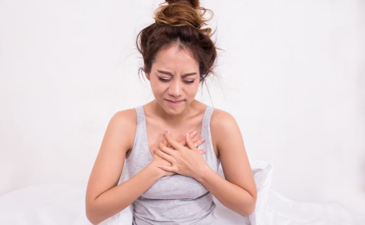 Want to know the signs and symptoms of a heart attack? They might surprise you. Heart attack is the number one killer of women and you need to know what to look for. #heartdisease #heartattacksymptoms #filterfreeparents