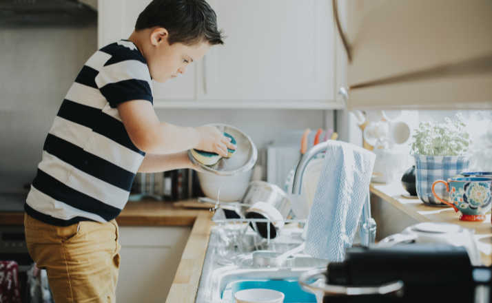 It's always tricky to know when to leave your kids home alone. What age is appropriate? How do you know if your kids are ready? Here are some things to consider when deciding when it's safe and legal to leave kids home alone. #filterfreeparents #homealone #parenting