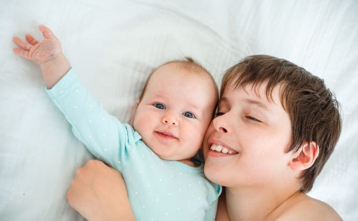 Here's Why Having A Big Age Gap Between Kids Is Kind Of Awesome - Filter  Free Parents