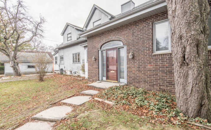 Weirdly Viral House Listing Boasting "Lots of Wildlife" Proves The Housing Market Is Pure Madness