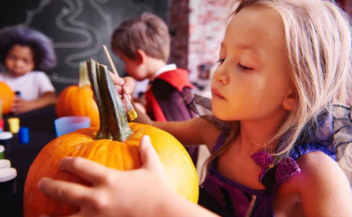 children using multiple pumpkin painting ideas to decorate their pumpkins